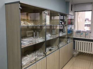 V - 2.2 Стеллаж широкий высокий с дверцами и стеклом