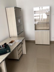 V - 1.2 Стол прямой и V - 3.2 Тумба приставная без колёсиков и V - 2.2 Стеллаж широкий высокий