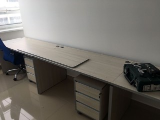 V - 1.2 Стол деревянный прямой и V - 3.2 Тумба приставная