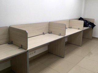 Столы с перегородками для персонала