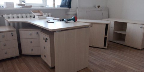 Угловой стол с тумбами